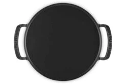 Le Creuset BBQ Outdoor Pizzapan ø 35 Cm Gietijzer 6 Le Creuset BBQ Outdoor Pizzapan ø 35 Cm Gietijzer -Kook Winkel 20240125 gs 20272350000005 400