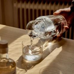 Aarke Nesting Karaf Met Lepel 1,1 Liter Glas -Kook Winkel aarke glassware model pouring water 1240jpg pnghigh 665588098f2031.34282961