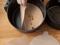 NoStik Herbruikbaar Bakpapier Airfryer Rond PFAS-vrij 2 Stuks -Kook Winkel air fryer liner nostik 400x301 1