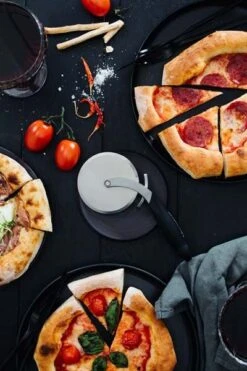 Microplane Pro Pizzasnijder Rvs -Kook Winkel microplane specialty 48015 pizza wheel pizza table11